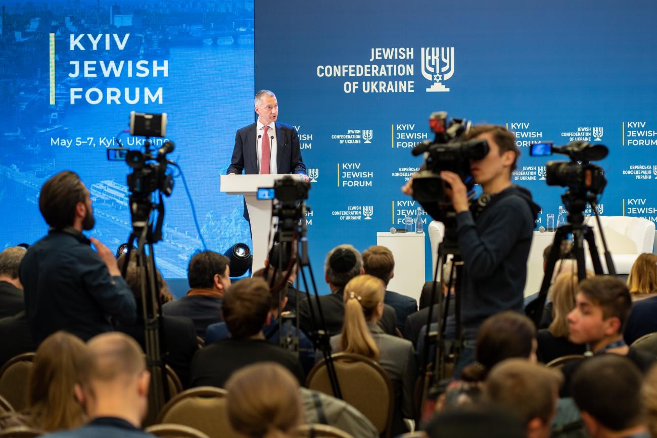 Під час виступу на Київському єврейському форумі, 2019 рік