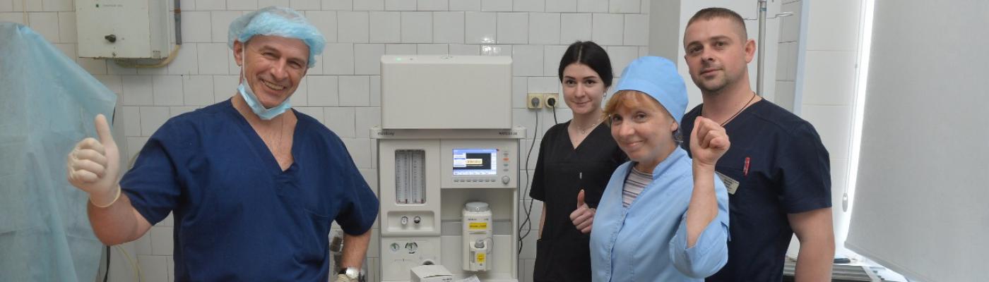 Борис Ложкін та Надія Шаломова передали наркозно-дихальний апарат Київській клінічній лікарні №15
