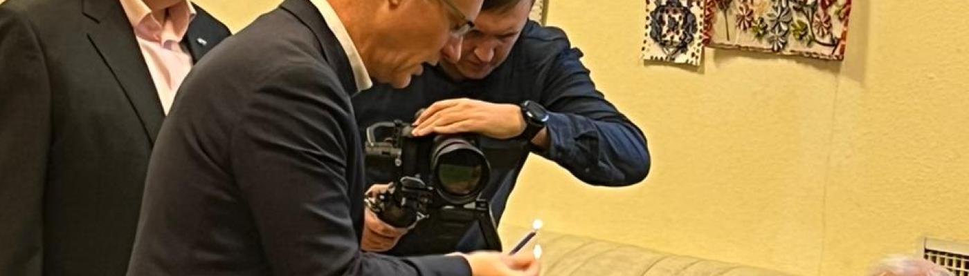 Посол Ізраїлю в Україні Міхаель Бродський запалив ханукальну свічку в Будинку компактного проживання для літніх євреїв